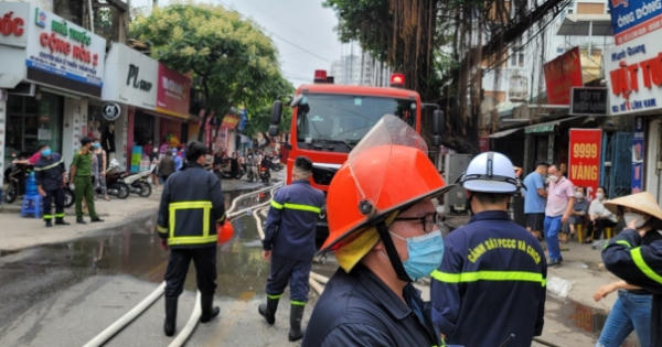 Cứu sống 2 cụ già cùng 2 em nhỏ khỏi căn nhà cháy lúc giữa trưa
