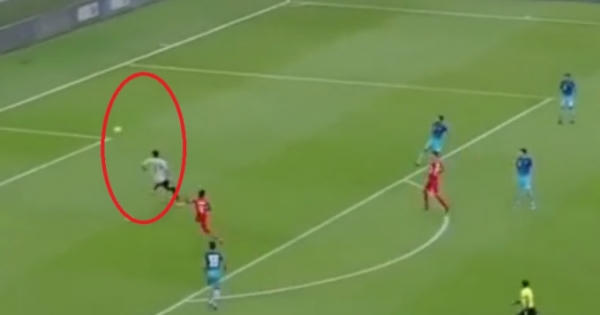 [Clip]: Sai lầm ngớ ngẩn của thủ môn khiến đội nhà thủng lưới ngay phút đầu trận đấu
