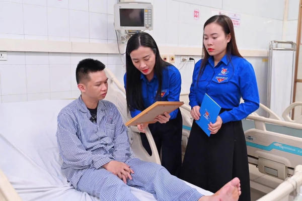 Trao Huy hiệu “Tuổi trẻ dũng cảm” cho Đoàn viên cứu 4 người trong vụ lật tàu trên Vịnh Hạ Long Trao Huy hiệu “Tuổi trẻ dũng cảm” cho Đoàn viên cứu 4 người trong vụ lật tàu trên Vịnh Hạ Long