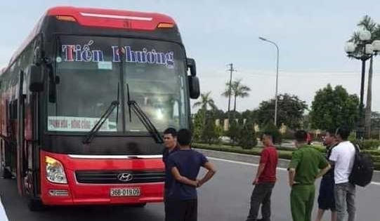 Thanh Hóa: Côn đồ bịt mặt ném đá vỡ kính xe khách