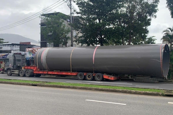 Xử phạt 2 xe chở hàng siêu trường không phép định vượt đèo Hải Vân Xử phạt 2 xe chở hàng siêu trường không phép định vượt đèo Hải Vân