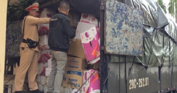 Hà Nội: Bắt giữ lô rượu mạnh, quần áo hàng hiệu không rõ xuất xứ