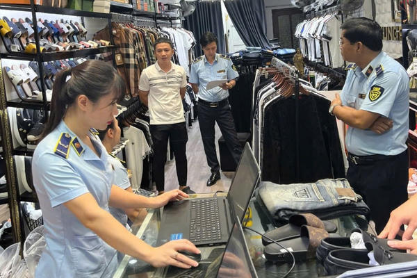 Hải Phòng: Thu giữ hơn 700 sản phẩm thời trang có dấu hiệu giả mạo các thương hiệu quốc tế
