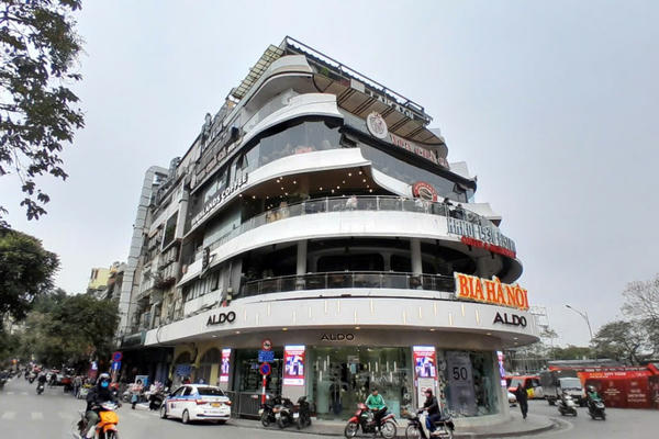 "Hàm cá mập" sắp phải phá dỡ, những nhãn hàng đang kinh doanh tại đây ảnh hưởng thế nào?