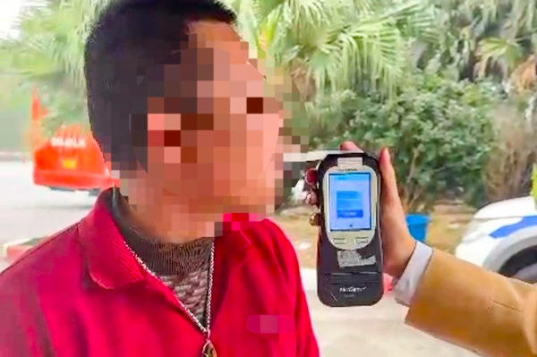 Lái xe khách 40 chỗ có độ cồn "kịch khung" trên cao tốc Nội Bài - Lào Cai