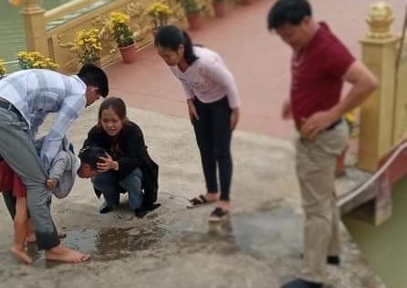 Thầy giáo kịp thời cứu sống một em nhỏ ngã xuống hồ nước khi đi du xuân