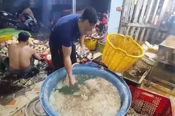 Phát hiện 3 cơ sở dùng hàn the, chất tẩy trắng ở TP HCM ngâm hàng trăm cân hoa chuối