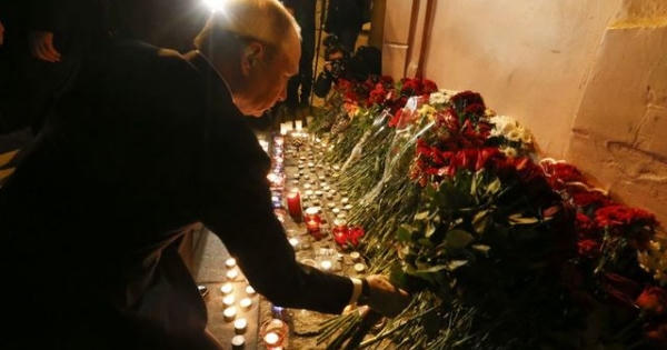Tổng thống Putin đặt hoa tưởng niệm nạn nhân vụ nổ tàu điện ngầm Nga