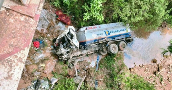 Sơn La: Xe chở xăng dầu lao xuống suối, 1 người bị thương