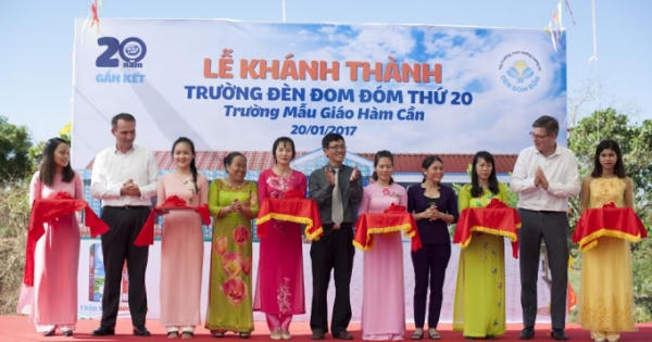 Nhãn hàng Cô Gái Hà Lan khánh thành trường Đèn Đom Đóm thứ 20 Nhãn hàng Cô Gái Hà Lan khánh thành trường Đèn Đom Đóm thứ 20