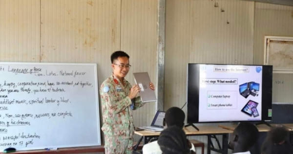 Giáo viên “mũ nồi xanh” Việt Nam ở Abyei