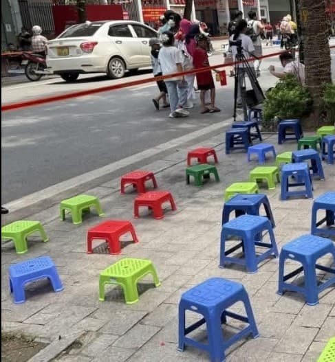 Công an kiên quyết dẹp bỏ tình trạng 'xếp ghế giữ chỗ' xem diễu binh rồi bán thu lợi