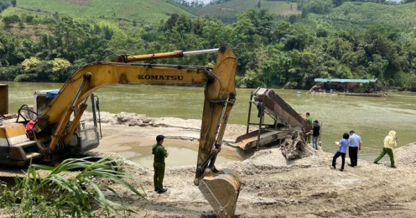 Bắt quả tang 7 đối tượng khai thác khoáng sản trộm trên lòng sông Bạc