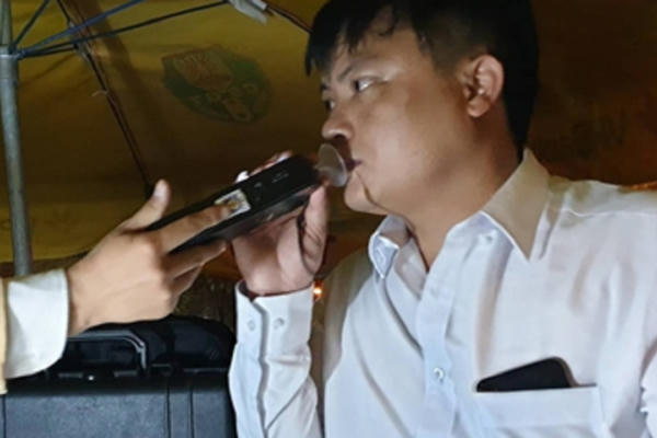 Tài xế điều khiển xế hộp đâm thẳng vào lực lượng 141, khi kiểm tra nồng độ cồn ra kết quả bất ngờ