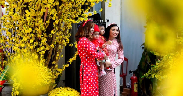Thiếu nữ Sài Gòn thướt tha tà áo dài xuống phố ông Đồ