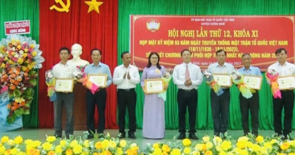 Huyện Thống Nhất trao tặng 8 kỷ niệm chương “Vì sự nghiệp đại đoàn kết toàn dân tộc” Huyện Thống Nhất trao tặng 8 kỷ niệm chương “Vì sự nghiệp đại đoàn kết toàn dân tộc”