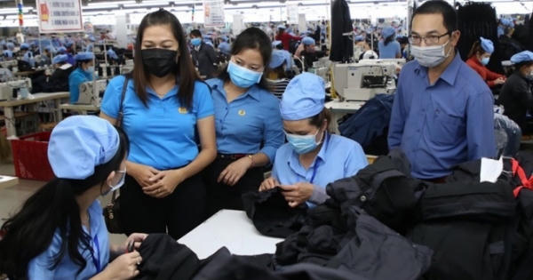 Ngừng việc do dịch Covid-19, người lao động có được nhận lương?