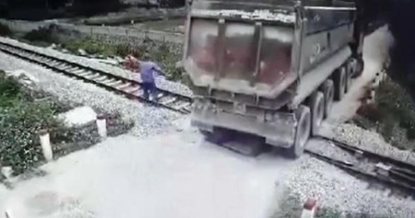 Tặng bằng khen cho nam nhân viên gác chắn nhanh trí ngăn tai nạn kinh hoàng giữa tàu và xe tải