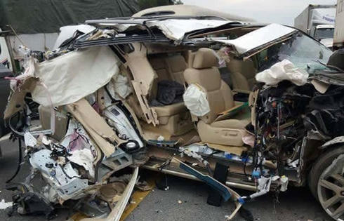 Cận cảnh xe Lexus “nát bươm” trên cao tốc Nội Bài - Lào Cai