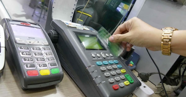 Phí ngân hàng 'bủa vây' người dùng Phí ngân hàng 'bủa vây' người dùng
