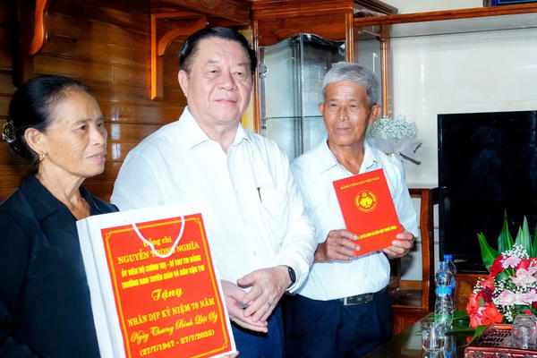 Trưởng Ban Tuyên giáo và Dân vận Trung ương thăm, tặng quà thương binh, gia đình chính sách tại Nghệ An