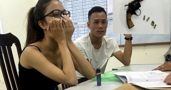 Hà Nội: Phát hiện “hàng nóng” trên xe đôi nam nữ vi phạm luật giao thông