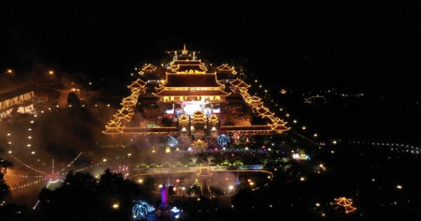Quảng Ninh: Biển người hân hoan trong đêm rước xe hoa kính mừng Đức Phật đản Quảng Ninh: Biển người hân hoan trong đêm rước xe hoa kính mừng Đức Phật đản