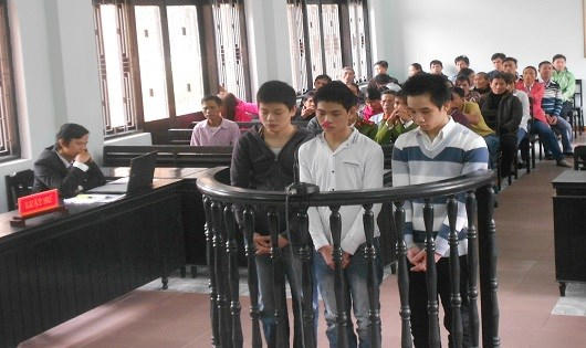 Lĩnh án tù vì cùng hiếp dâm bạn gái say rượu