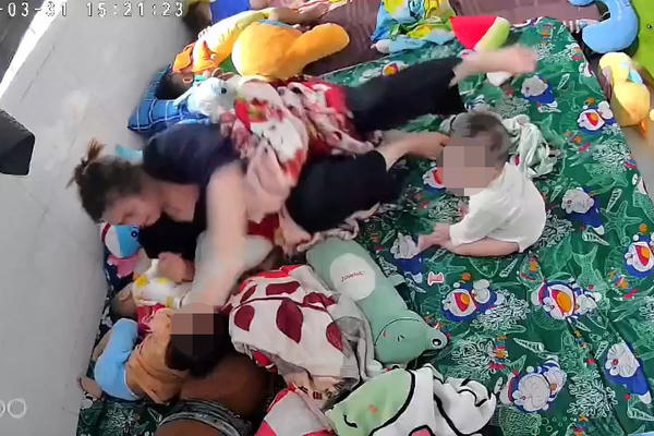 Cơ quan chức năng vào cuộc vụ bảo mẫu liên tục tát vào đầu, mặt bé gái khoảng 1 tuổi