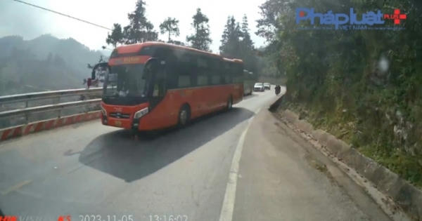 Xe khách FuTa Hà Sơn vượt ẩu suýt gây tai nạn trên quốc lộ 4D