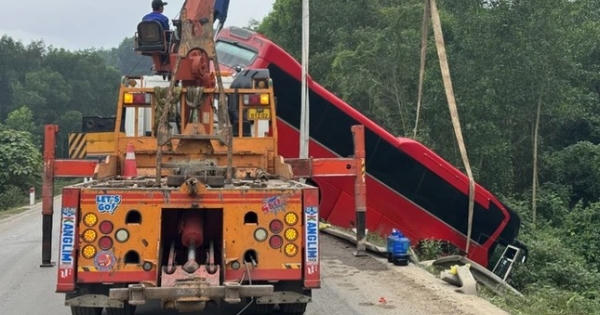Xe khách lao xuống vệ đường, hành khách hoảng loạn kêu cứu