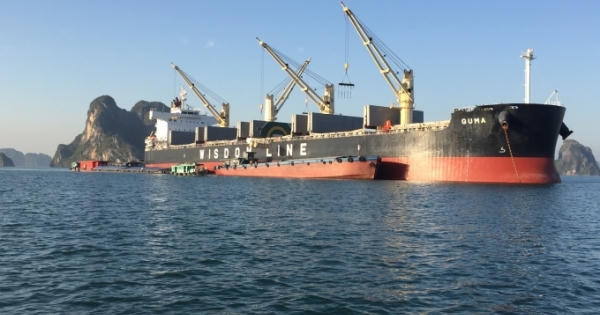 Vịnh Hạ Long: Tàu sang tải trái phép "coi thường" văn bản của UBND tỉnh Quảng Ninh