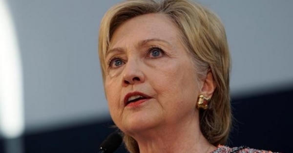 Bà Hillary Clinton chính thức bị FBI “sờ gáy”