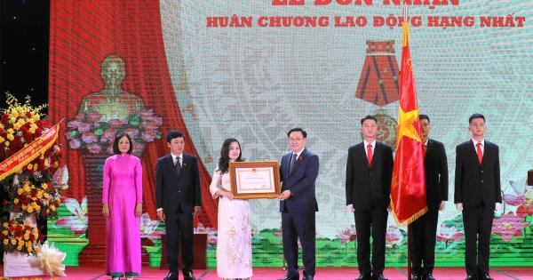 Báo Đại biểu Nhân dân đón nhận Huân chương Lao động hạng Nhất