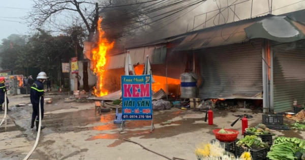 Lửa lớn bao trùm nhiều ki ốt kinh doanh tại Nghệ An Lửa lớn bao trùm nhiều ki ốt kinh doanh tại Nghệ An
