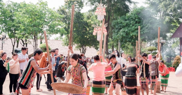 Những sắc màu ngày xuân của đồng báo dân tộc Bình Phước Những sắc màu ngày xuân của đồng báo dân tộc Bình Phước