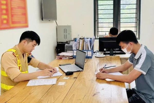 Chở người trên thùng xe bán tải, 1 tài xế bị xử phạt
