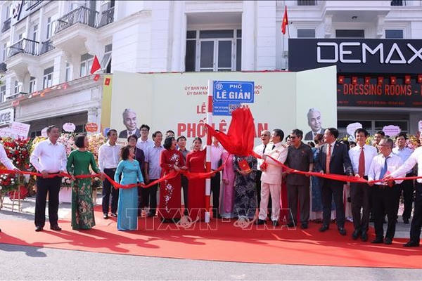 Hà Nội gắn biển tên phố Bạch Thành Phong và phố Lê Giản