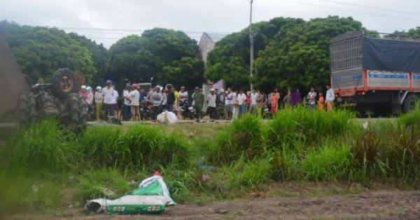 Gia Lai: Xe tải va chạm với máy cày, 22 người thương vong