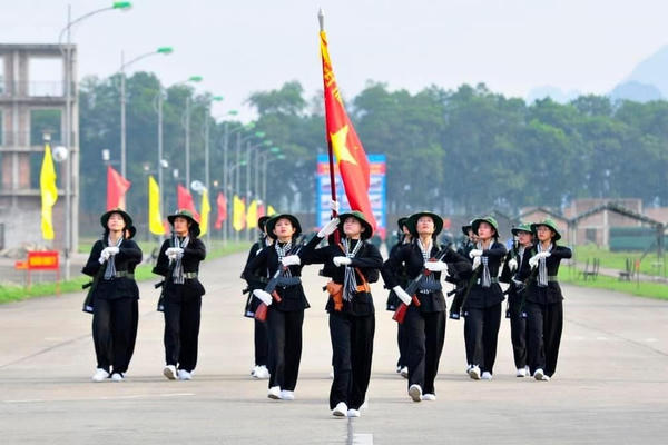 Nữ du kích miền Nam hướng về Điện Biên Phủ