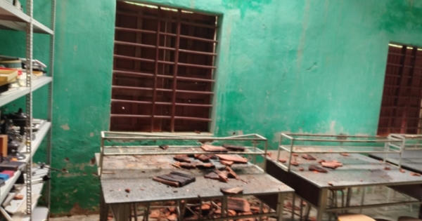Trường 20 năm tuổi dọa sập, cô trò vừa học vừa lo: Mái ngói đổ sập sau mưa, cô trò hú vía