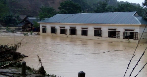 Mưa lũ, lốc xoáy tàn phá, chia cắt miền tây xứ Nghệ Mưa lũ, lốc xoáy tàn phá, chia cắt miền tây xứ Nghệ