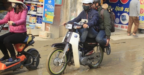 Khốn khổ đi trên đoạn đường lầy lội giữa thủ đô