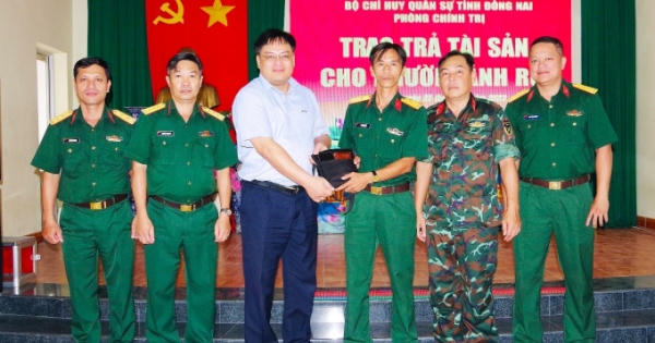 Thiếu tá quân đội trả lại tài sản cho người đánh rơi Thiếu tá quân đội trả lại tài sản cho người đánh rơi