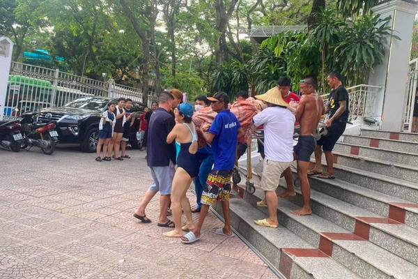 Hà Nội: Người đàn ông đuối nước tử vong tại bể bơi trong công viên Tuổi trẻ Hà Nội: Người đàn ông đuối nước tử vong tại bể bơi trong công viên Tuổi trẻ