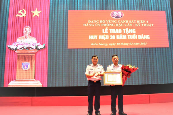 Đảng bộ Vùng Cảnh sát biển trao tặng Huy hiệu 30 năm tuổi Đảng