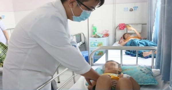 Ngủ quên khi đang đi xe máy, bé trai 3 tuổi ngã vỡ lá lách