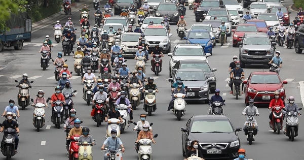 Dòng xe đông đúc vào nội thành khi Hà Nội dỡ chốt