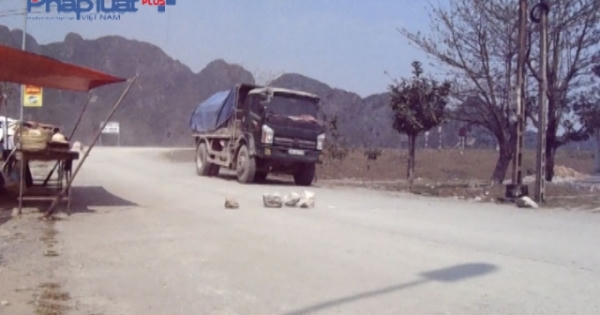 Sống khổ vì bụi, người dân dùng đá tảng chặn đoàn xe tải hung hãn