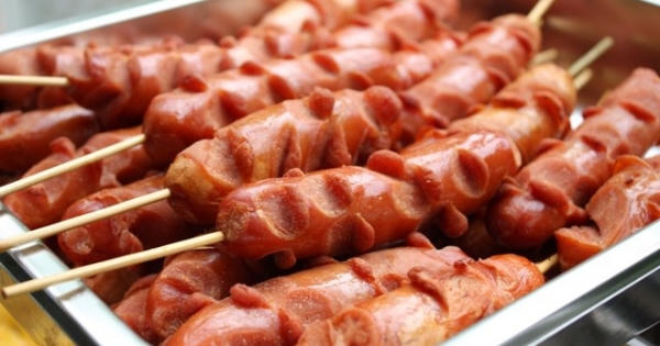 Xúc xích bẩn được xuất ra thị trường suốt thời gian dài, cơ quan chức năng nói gì? Xúc xích bẩn được xuất ra thị trường suốt thời gian dài, cơ quan chức năng nói gì?